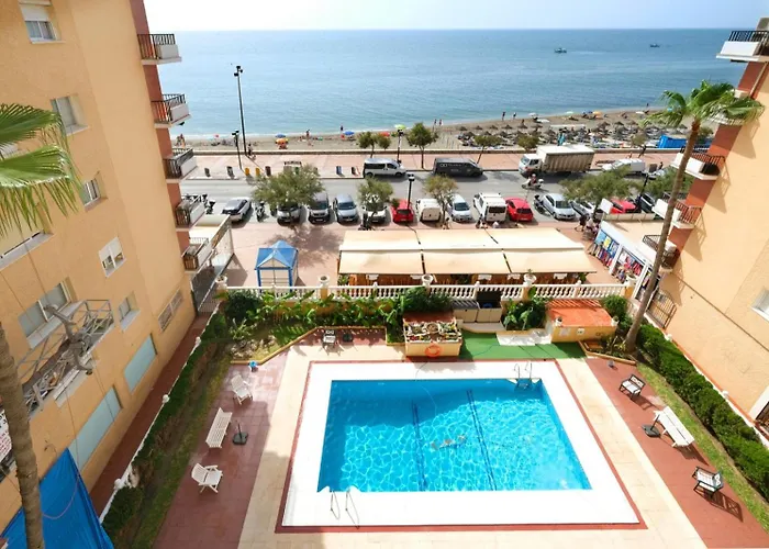 Con Piscina En La Primera Línea De Playa De Fuengirola