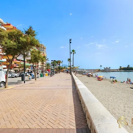 Con Piscina En La Primera Linea De Playa De Fuengirola