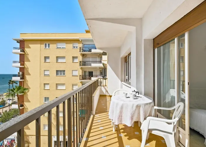 Con Piscina En La Primera Linea De Playa De